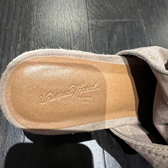 Brown beige wedge shoe. Super comfortable - Picture 3 of 3